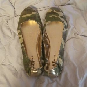 Camouflage flats